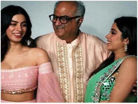 पिता बोनी कपूर और बहन खुशी के संग जाह्नवी कपूर..((फोटो साभार इंस्टाग्राम @janhvikapoor)