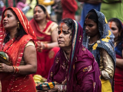 छठ व्रती लंबा सिंदूर लगाती हैं और कठोर व्रत का पालन करती हैं. Image : Canva