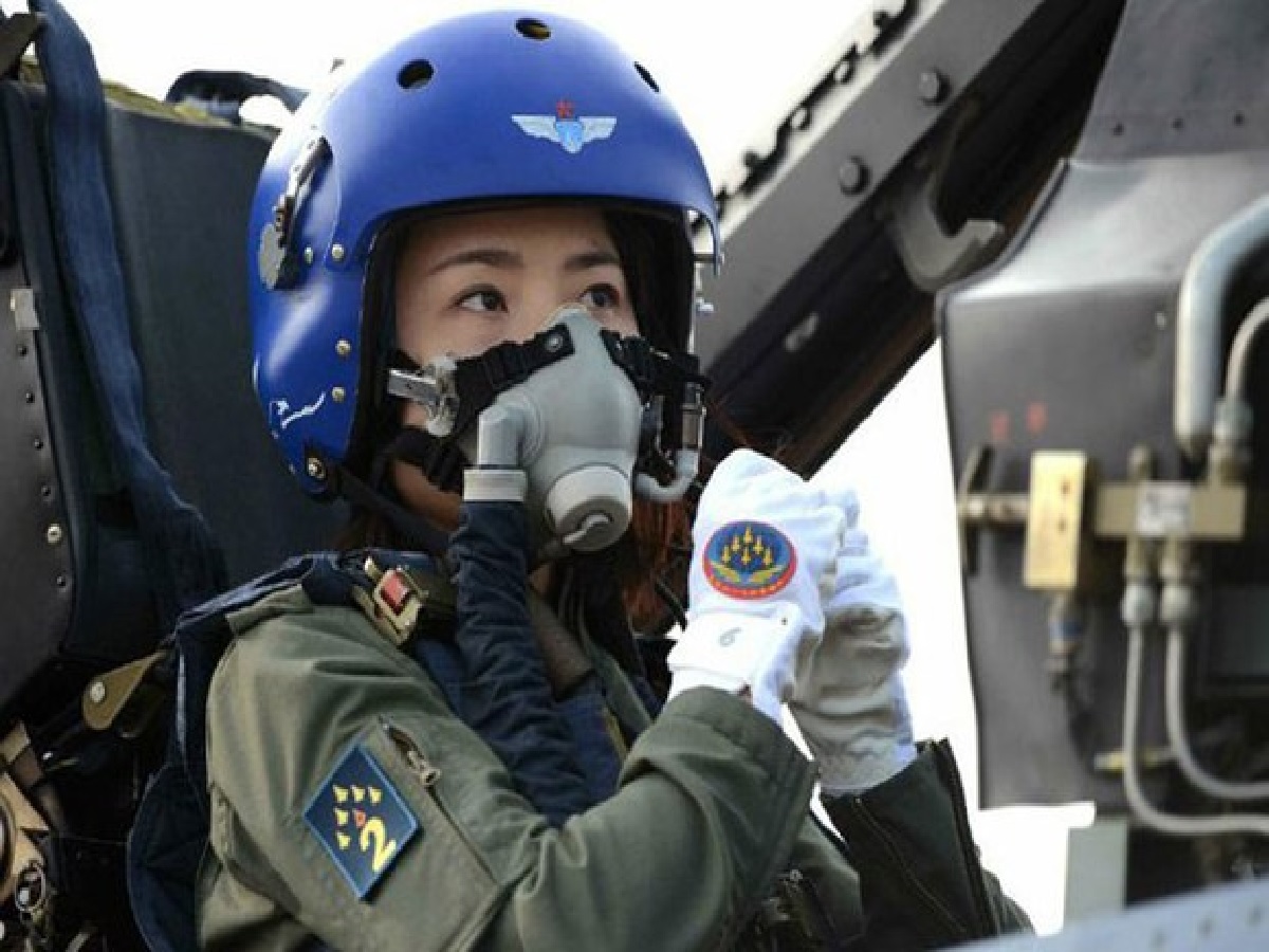 चीन की नौसेना इन दिनों फाइटर जेट पायलटों की कमी से जूझ रहा है. (फोटो-PLA)