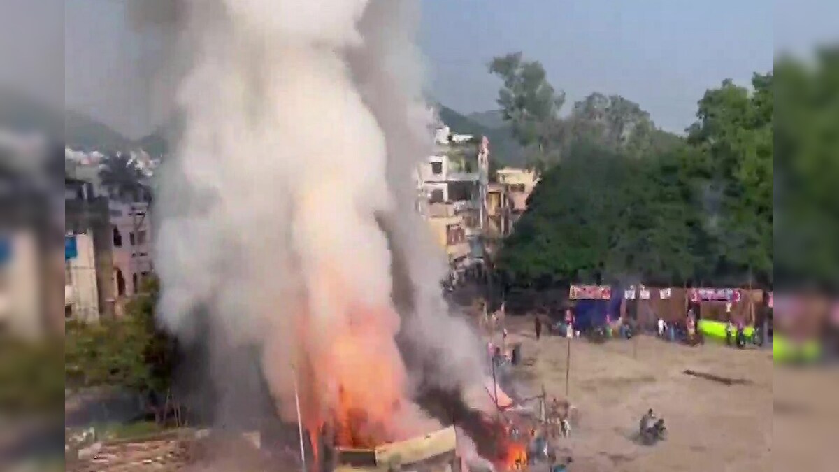आंध्र प्रदेश: धू-धू कर जलने लगी पटाखे की दुकान जिमखाना ग्राउंड में मची अफरातफरी