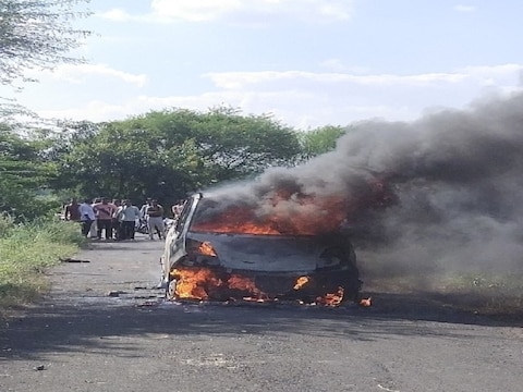 Shocking : चलती कार बनी आग का गोला, निकल नहीं पायी महिला फंसकर वहीं मौत -  shocking omg news sudden fire in the nano car woman burnt in dewas madhya  pradesh mav –
