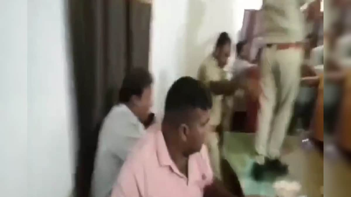राजस्थानः एक कुर्सी के लिए दो सरकारी अधिकारी भिड़े जमकर चलाए लात-घूंसे पुलिस के सामने हो गई पिटाई