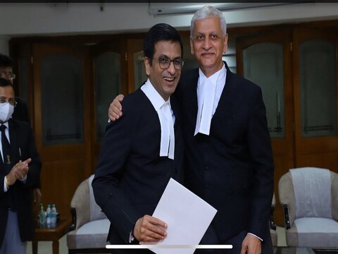 CJI यूयू ललित ने जस्टिस डीवाई चंद्रचूड़ को उनके नाम की सिफारिश वाले पत्र की एक कॉपी सौंपी. (फोटो- News18)