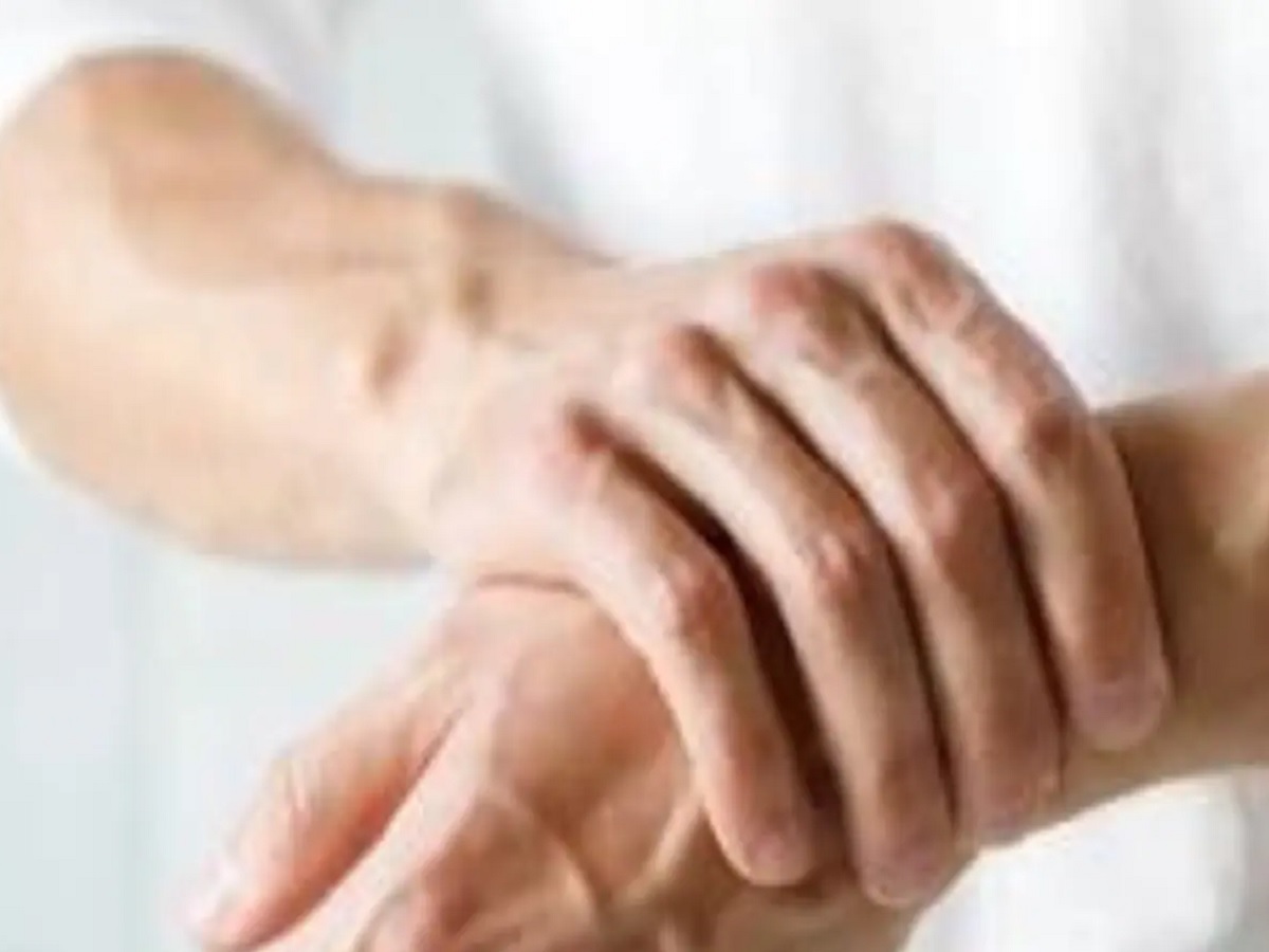 Diabetic finger stiff हाथों की उंगलियां भी हो जाती हैं लॉक? तो हो
