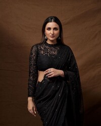  परिणीति चोपड़ा ये फिल्म करके काफी खुश हैं. फिल्म में वे अमिताभ बच्चन, अनुपम खेर, बोमन ईरानी, सारिका, नीना गुप्ता जैसे कलाकारों के साथ स्क्रीन शेयर कर रही हैं. (फोटो साभारः परिणीति चोपड़ा इंस्टाग्राम)