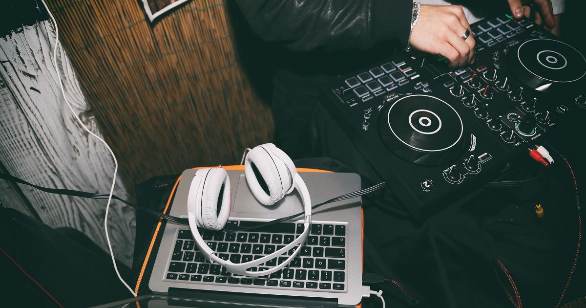 Video Jockey Career कैसे बनते हैं वीडियो जॉकी, जानें योग्यता और कोर्स