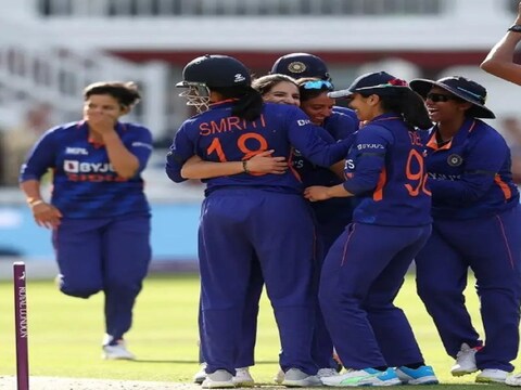रोड्रिग्स के बाद हेमलता गेंदबाजी में चमकीं. (BCCI Twitter)