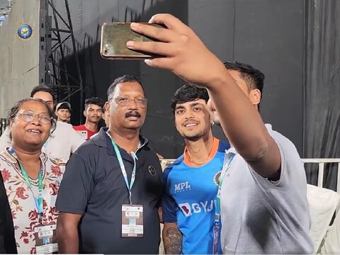 मैच के बाद लोकल बॉय ईशान किशन क्रिकेट फैंस के बीच पहुंच गए. उन्होंने लोगों के साथ खूब सेल्फी खिंचवाई. (Photo- BCCI Twitter)
