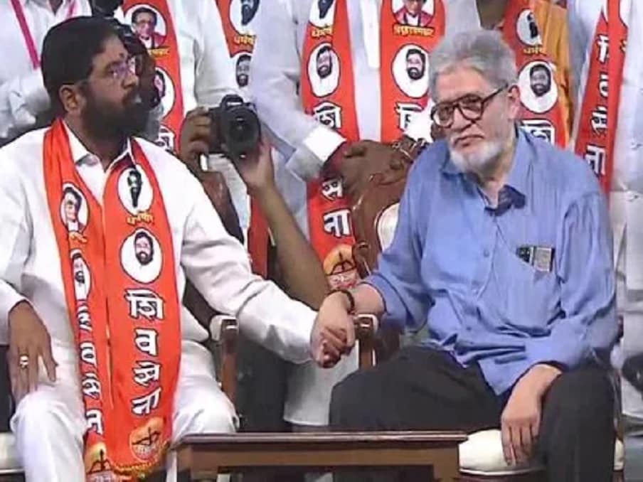 दशहरे के दिन शिव सेना के दोनों गुटों ने रैलियां कीं. लोग तब हैरान रह गए जबकि शिंदे की रैली में उद्धव के बड़े भाई जयदेव ठाकरे लंबे समय के बाद किसी राजनीतिक मंच पर आए. उनका शिंदे के साथ आने से जाहिर है कि छोटे भाई के साथ उनके रिश्ते बिल्कुल अच्छे नहीं हैं. हालांकि जयदेव की अपनी कहानी भी है. उनके पिता के साथ मतभेद जगजाहिर हैं. पिता बाल ठाकरे में बकायदा सामना मुखपत्र में उन्हें बेटा नहीं बल्कि त्रासदी कहकर लताड़ा था. (एएनआई)
