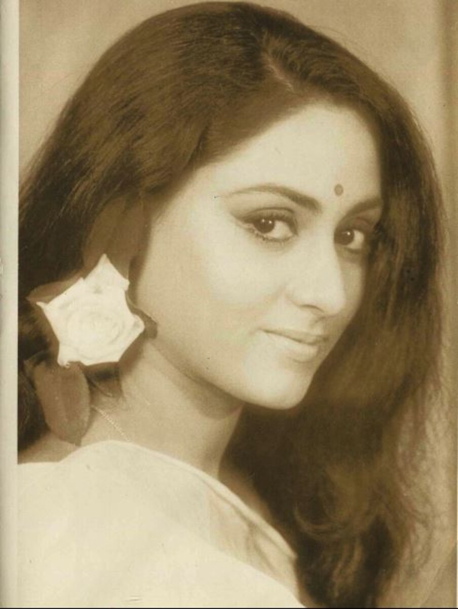  अपने समय की मशहूर एक्ट्रेस जया बच्चन भले ही अब फिल्मों से दूर हैं,लेकिन इनकी एक्टिंग को दर्शक आज तक नहीं भूल पाए हैं. हिंदी सिनेमा की ब्लॉकबस्टर फिल्म ‘शोले’ की शूटिंग के समय जया बच्चन प्रेग्नेंट थीं. (फोटो साभार: bachchan/Instagram)