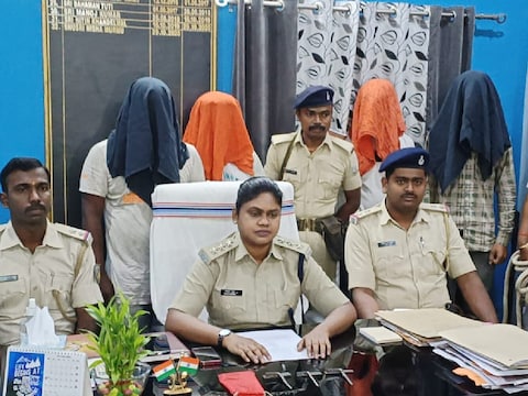 धनबाद में चार पहिया वाहन चोरी करने वाले गैंग का पर्दाफाश (News18)