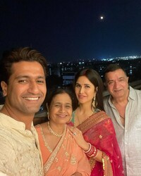  कैटरीना पूरे परिवार के साथ भी एक फोटो शेयर की​, जिसमें वे अपने सास ससुर के साथ नजर आ रही हैं. (फोटो साभार: कैटरीना कैफ इंस्टाग्राम)