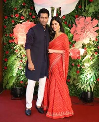  रेड शरारा के हैवी लुक के साथ कैटरीना ने सिर्फ बड़े ईयरिंग्स कैरी किए, जो उने लुक और बढ़ा रहे थे. (फोटो साभार: Viral Bhayani)