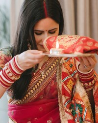  कैटरीना कैफ ने पूरे विधि विधान से करवा चौथ की पूजा की. सासु मां के साथ उन्होंने इस त्योहार की महत्ता को समझने की कोशिश की. (फोटो साभार: कैटरीना कैफ इंस्टाग्राम)