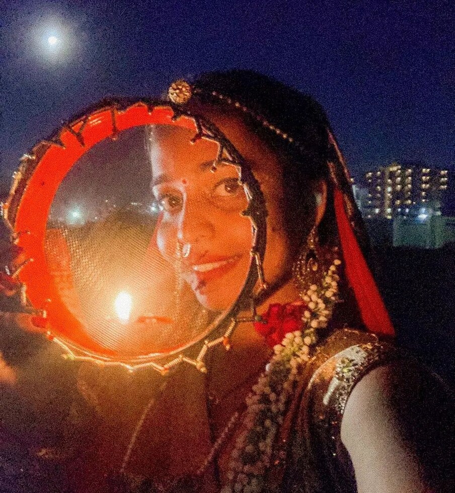  देश भर में पिछले दिनों करवा चौथ मनाया गया. आमतौर पर सुहागन महिलाएं अपने पति की लंबी उम्र के लिए निर्जला व्रत रखती हैं. आपको याद होगा इस साल जून में वडोदरा की क्षमा बिंदु ने खुद से शादी की थी. अब इस महिला ने भी अपना पहला करवा चौथ मनाया.