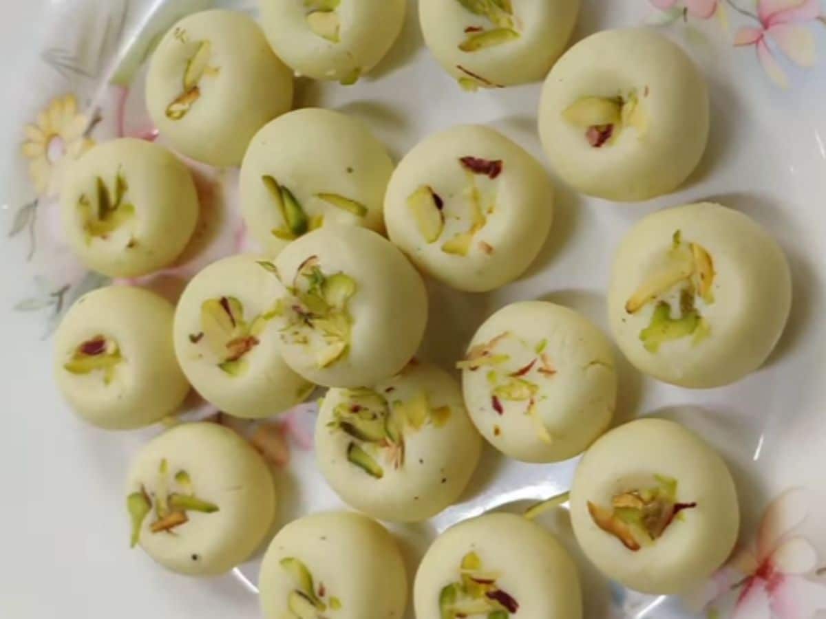 Malai Peda Recipe: फेस्टिव सीजन में मेहमानों को खिलाएं होममेड मलाई पेड़े,  बहुत आसान है रेसिपी, Video भी देखें - homemade malai peda recipe in hindi  for feastive season easy method ...