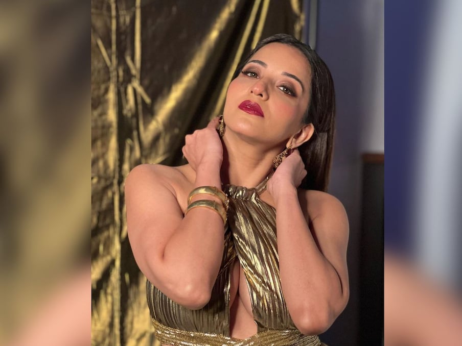  अभिनेत्री एथनिक के बाद अब विदआउट स्लीव वाली ऑफ शॉल्डर ड्रेस में बोल्डनेस का तड़का लगा रही हैं.