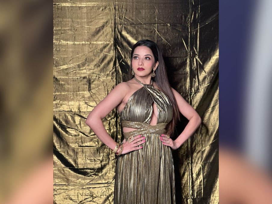  मोनालिसा ने तस्वीरें शेयर कर लिखा, Stay Gold.....