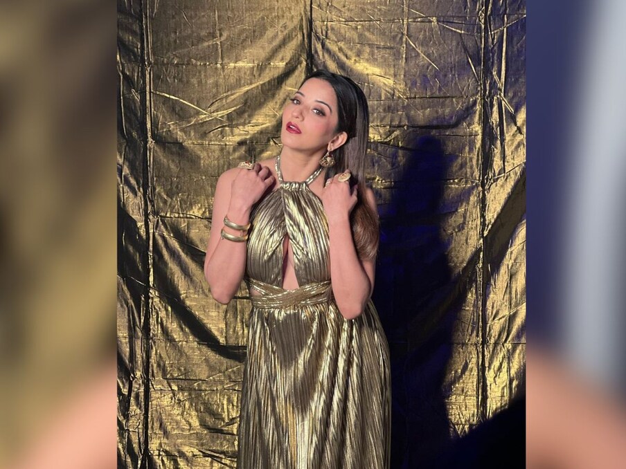  शिमरी गोल्डन ड़्रेस में मोनालिसा की ये तस्वीरें खूब पसंद की जा रही हैं जिस पर यूजर्स फायर सिंबल भेज रहे हैं.