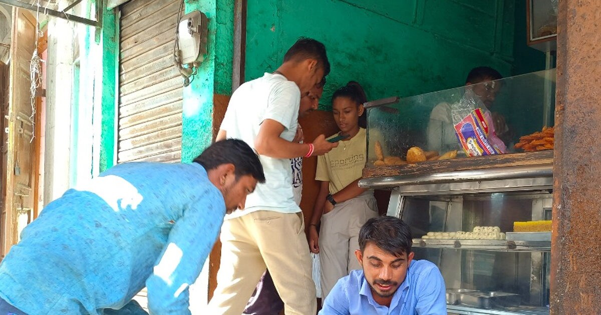 Rajasthan बाड़मेर शहर में Famous है दल्लूजी की 'कचौड़ी', आधी रात से