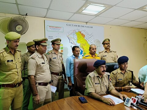 नोएडा पुलिस ने गिरोह के मास्टरमाइंड समेत दो लोगों को गिरफ्तार कर लिया. 
