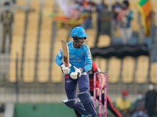 श्रीलंकाई बल्लेबाज ने गिरते-पड़ते मारा शॉट, पैर से निकलकर जूता दूर जा गिरा