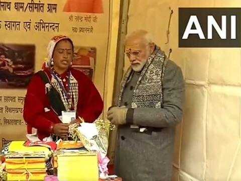 माणा के 'सरस मेले' में शामिल हुए PM मोदी. (फोटो वीडियो ग्रैब)