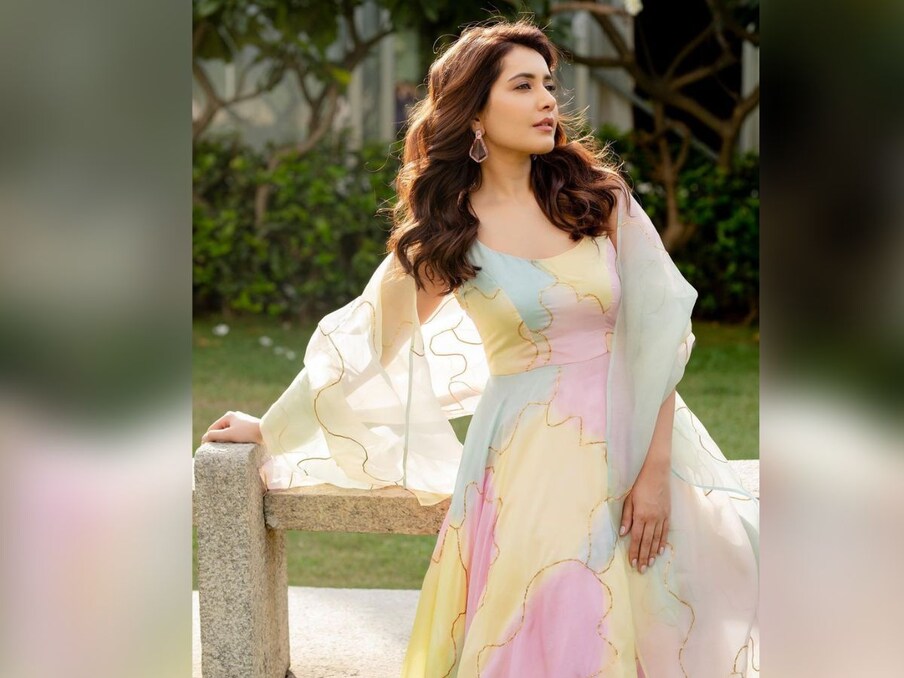  अभिनेत्री का लेटेस्ट फोटोशूट किसी गार्डन में किया गया है जो कि उनके बैकग्राउंड से साफ जाहिर हो रहा है. (Pic Credit- Raashi khanna Instagram)