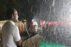 तेज बारिश में भी भाषण देते रहे राहुल गांधी, कार्यकर्ता भी डटे रहे, देखें VIDEO