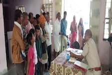 दलितों ने लगाया प्रताड़ना का आरोप,तो एसपी ऑफिस पहुंचकर ग्रामीणों ने मांग इंसाफ