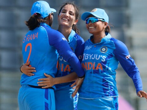 भारत की रेणुका सिंह ने महिला एशिया कप के फाइनल में 3 विकेट लिए. (bcci women twitter)