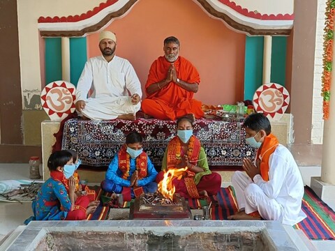 
उत्तर प्रदेश के मुजफ्फरनगर जनपद में स्थित योग साधना यशवीर आश्रम में बुधवार को एक परिवार के 5 सदस्यों ने पहुंच कर हिंदू धर्म में वापसी की. फोटो - न्‍यूज 18 