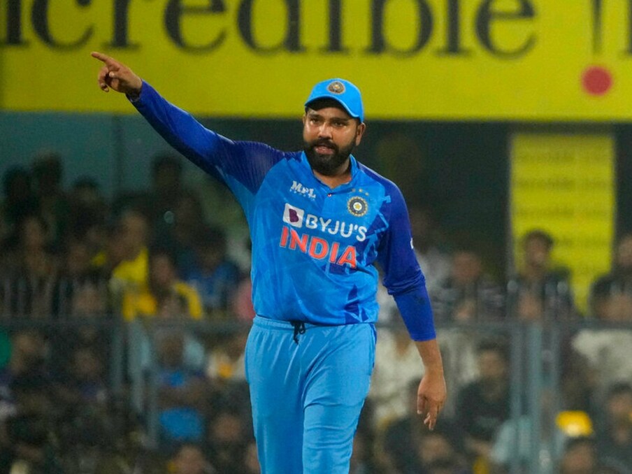  चौथे स्थान पर मौजूदा भारतीय कप्तान रोहित शर्मा (Rohit Sharma) स्थित हैं. शर्मा ने पाकिस्तान के खिलाफ टी20 क्रिकेट में 10 मैच खेलते हुए नौ पारियों में 15.71 की औसत से 110 रन बनाए हैं. इस दौरान उनका 123.59 का रहा है. (AP)