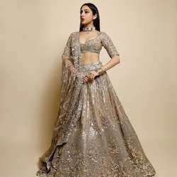  सारा अली खान ने इंस्टाग्राम पर एक से बढ़कर एक फोटोज शेयर की हैं, जिसमें वे अपनी दिलकश अदाएं दिखा रही हैं. (फोटो साभार: saraalikhan95/Instagram)