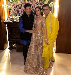  मनीष मल्होत्रा और करण जौहर के साथ पोज देती हुई सारा अली खान का अंदाज देखते ही बन रहा है. (फोटो साभार: saraalikhan95/Instagram)