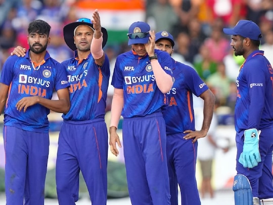 मैच के दौरान मैदान में कप्तान धवन पूरे समय एक्टिव नजर आए. (Photo-AP)