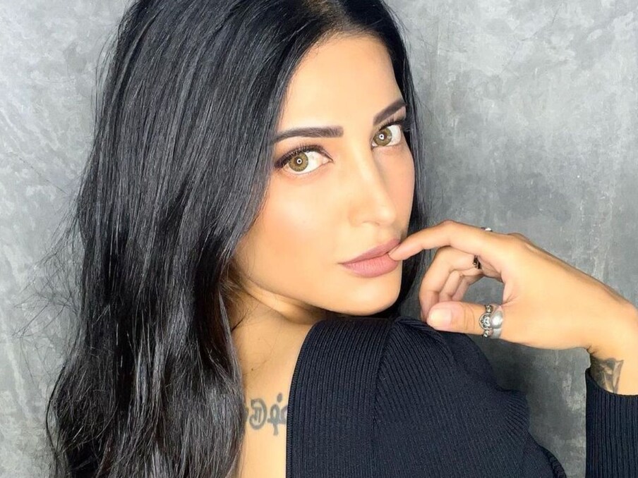  श्रुति इस प्रोजेक्ट का हिस्सा होने पर काफी एक्साइटेड हैं. उन्होंने पोस्ट में लिखा, 'आखिरकार! आप सभी के साथ शेयर करते हुए बहुत खुशी हो रही है कि मैं ग्रीस में क्यों हूं !! 😁 इस स्पेशल और एक्साइटिंग प्रोजेक्ट का हिस्सा बनने के लिए सुपर स्टोक्ड...' एक्ट्रेस ने इंस्टाग्राम स्टोरी पर मार्क रोली के साथ कई पोस्ट शेयर की हैं.