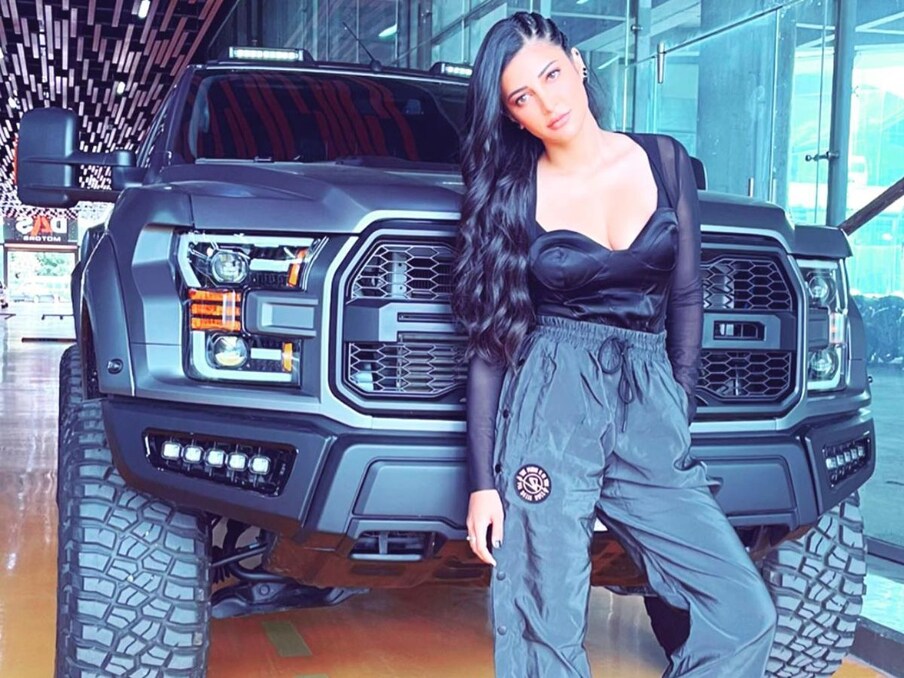  हाल ही में कमल हासन की बेटी ने अपने सोशल अकाउंट पर ऐलान किया है कि वे अंतर्राष्ट्रीय ऑडियो ड्रामा 'सैंडमैन: एक्ट ll' का हिस्सा थीं.