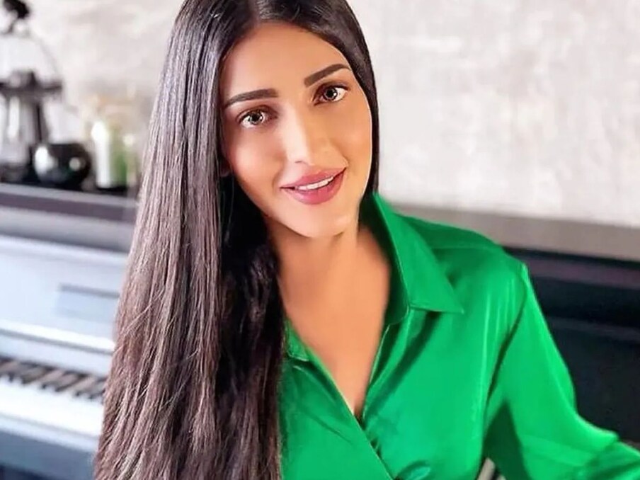  बॉलीवुड प्रोजेक्ट के अलावा श्रुति हासन 'सालार' में प्रभास के साथ और नंदामुरी बालकृष्ण के साथ 'एनबीके 107' में दिखने वाली हैं. श्रुति मेगा स्टार चिरंजीवी के साथ 'चिरू 154' की शूटिंग भी नजर आएंगी.