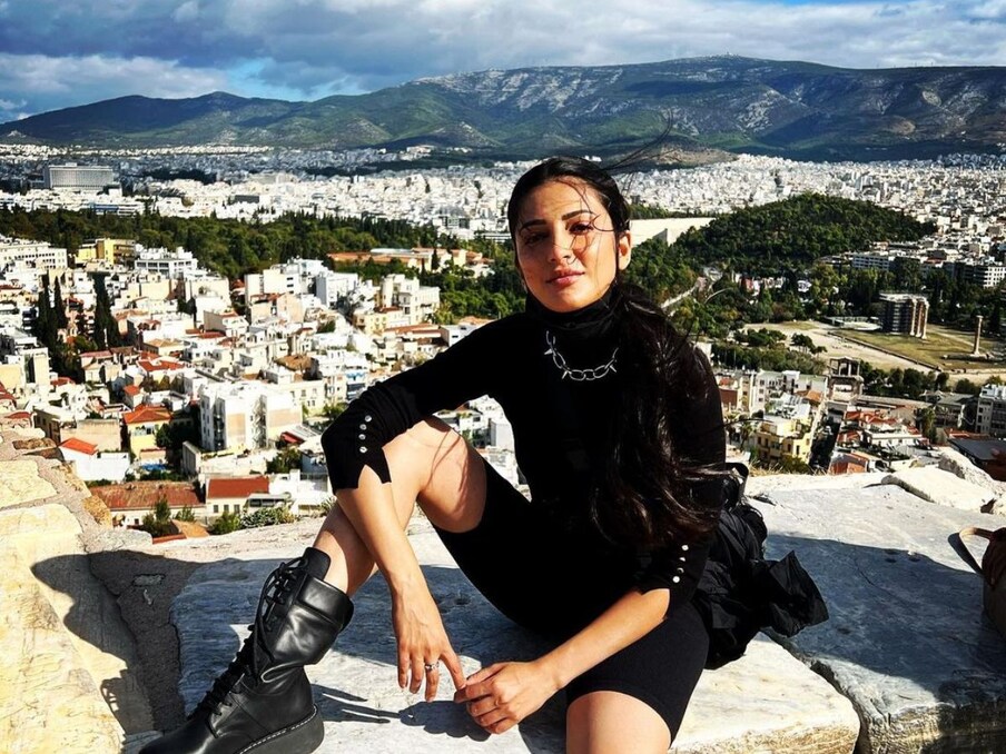  इसके साथ ही श्रुति हासन को लेकर ताजा अपडेट है कि उन्होंने अपने अगले हॉलीवुड प्रोजेक्ट की Greece में शूटिंग शुरू कर दी है.