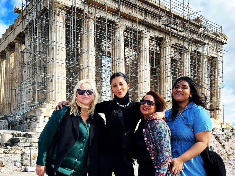  उन्होंने ग्रीस के खूबसूरत लोकेशन की तस्वीरें भी शेयर की हैं.