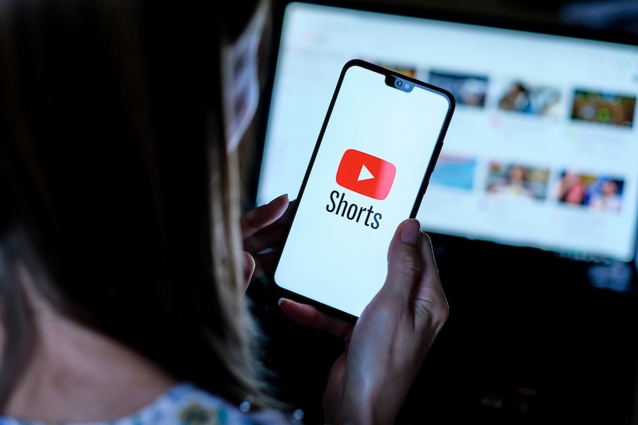  जानकारी के लिए बता दें कि Youtube Premium सर्विस के लिए हर महीने 129 रुपये देने होते हैं. लेकिन Youtube के Diwali ऑफर के तहत YouTube Premium सर्विस 3 महीने के लिए 10 रुपये में मिल जाएगी. आइए जानते हैं कैसे मिलेगा फायदा...