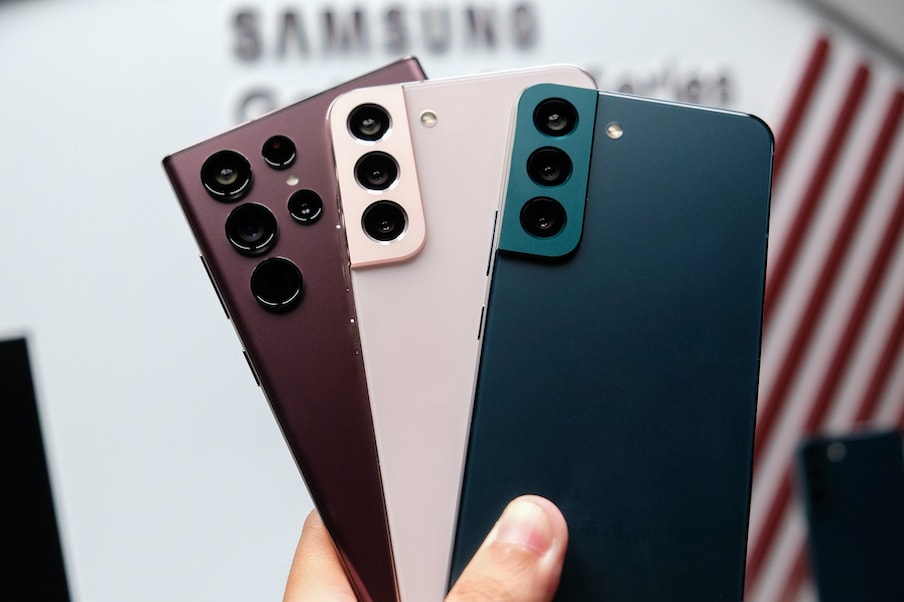  सैमसंग के इन फोन में चला सकेंगे 5G: सैमसंग Galaxy A53 5G, Galaxy A33 5G, Galaxy Fold 4 और Galaxy Flip 4, Samsung Galaxy S22 series (S22, S22 Plus, S22 Ultra), Samsung Galaxy S21 में 5G सपोर्ट करेगा. Samsung Galaxy Note 20 Ultra, S21 Plus, S21 Ultra, S21, Galaxy Z Fold 2, Galaxy Z Fold 3, Galaxy Flip 3 के लिए एक अपडेट करना होगा. M-series और A-series के फोन जैसे A52s, M52, A22, M32, A73, A73, M42, M53, M13 और Galaxy F23 को भी अपडेट करने की जरूरत पड़ेगी.