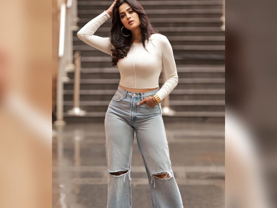 अभिनेत्री की तस्वीरों को देख एक नेटिजन ने लिखा, 'आपको कभी बुढ़ापा नहीं आएगा.' तो वहीं एक ने लिखा, 'बेबी मरवाके मानेगी का...'