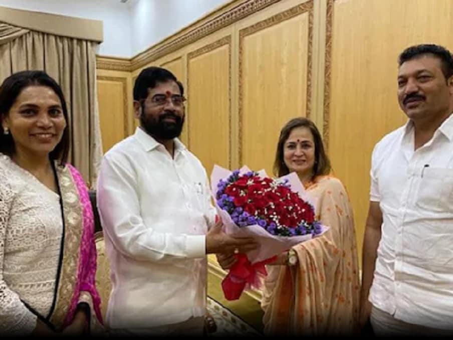 स्मिता ठाकरे फिलहाल फिल्म प्रोडक्शन हाउस चलाती हैं और साथ ही उनका एक एनजीओ मुक्ति फाउंडेशन भी है. उनकी उद्धव और परिवार के साथ कभी नहीं बनी. रिश्ते हमेशा तल्ख रहे. खासकर जब बाल ठाकरे ने उद्धव को राजनीतिक विरासत सौंपी तब ये रिश्ते बिल्कुल ही बिगड़ गए. स्मिता की अपनी सियासी महत्वाकांक्षाएं भी थीं, जो धरी की धरी रह गईं. तलाक होने के बाद उन्होंने मातोश्री छोड़ दिया. जब उद्धव की सरकार गिरी तो उसके एक हफ्ते बाद ही स्मिता बकायदा शिंदे के पास जाकर अपना समर्थन जाहिर कर आईं.( न्यूज18)