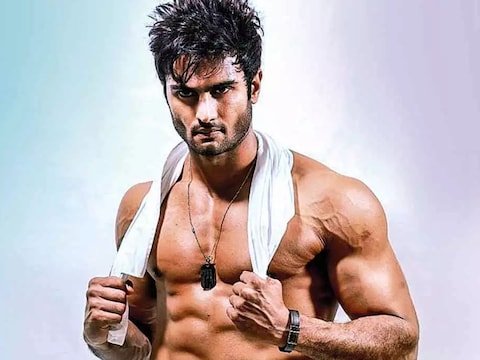 महेश बाबू के जीजा और तेलुगू स्टार सुधीर बाबू (Sudheer babu) की पैन इंडिया फिल्म का टाइटल 'हारोम हारा' (Harom Hara Movie) रखा गया है. फिल्म के लिए अभिनेता ने अपनी एक्साइटमेंट को जाहिर किया है और कहा कि इस बार दुनिया बड़ी होने जा रही है. 
