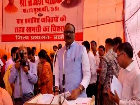डिप्टी सीएम ब्रजेश पाठक ने बाढ़ राहत शिविर में पीड़ितों के बीच राहत सामग्री बांटी. 