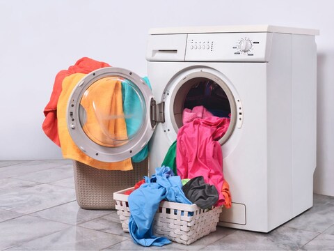 वॉशिंग मशीन की ड्रेन पाइप क्लीन करने के लिए आप गर्म पानी की मदद ले सकते हैं. (Image-Canva)