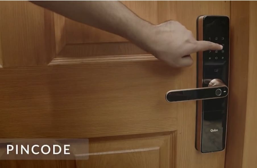  QUBO Smart Door Lock from Hero Group: अमेज़न सेल में ग्राहक इसे 13,990 रुपये में घर ला सकते है. ये कीमत 16,000 रुपये के डिस्काउंट के बाद की कीमत है. QUBO स्मार्ट डोर लॉक फिंगरप्रिंट, पासकोड, ब्लूटूथ मोबाइल ऐप, RFID एक्सेस कार्ड या एमरजेंसी सहित 5-वे अनलॉकिंग सिस्टम के साथ आता है.