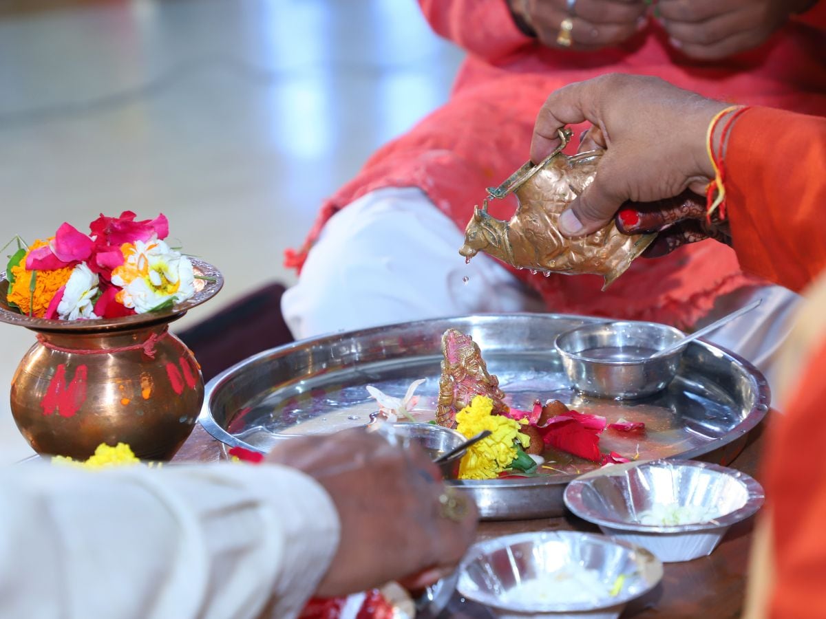 Puja Vidhi: पूजा की होती हैं पंचोपचार सहित तीन विधियां, इससे प्रसन्न होते  हैं देवी-देवता - hindu puja vidhi worship of three types panchopchar  dashopchar and shodashopchar pujan vidhi ...